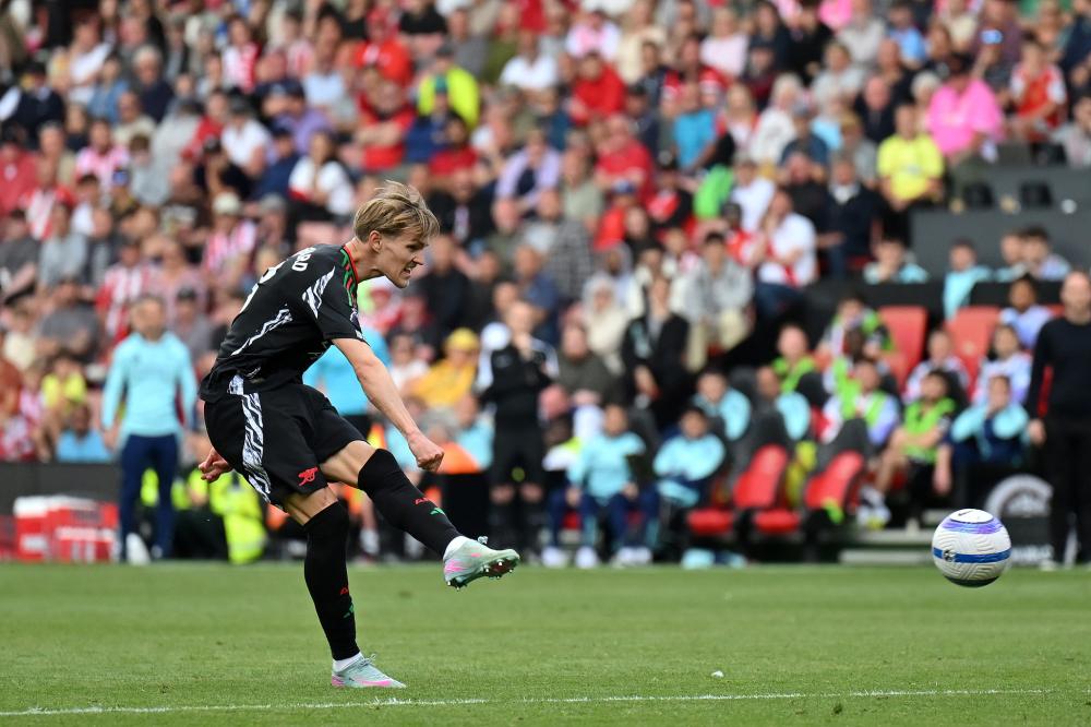 法媒：梅斯后卫夸奥不满未首发，坐在皮球上拒绝赛前热身