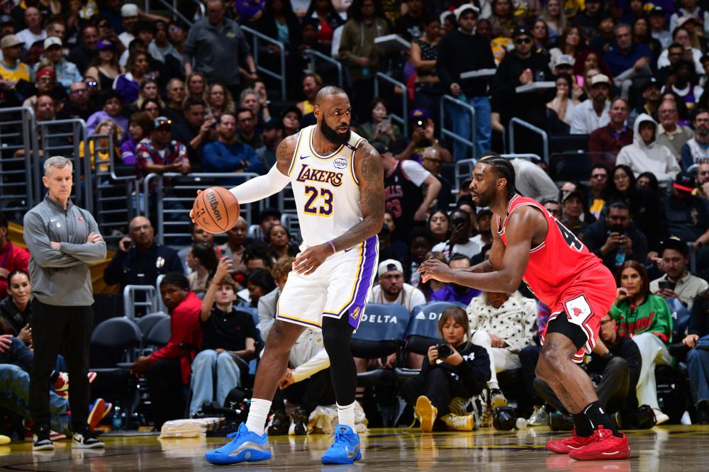 国米门将更替引热议，维卡里奥性价比突出，但适配性与未来规划存疑。